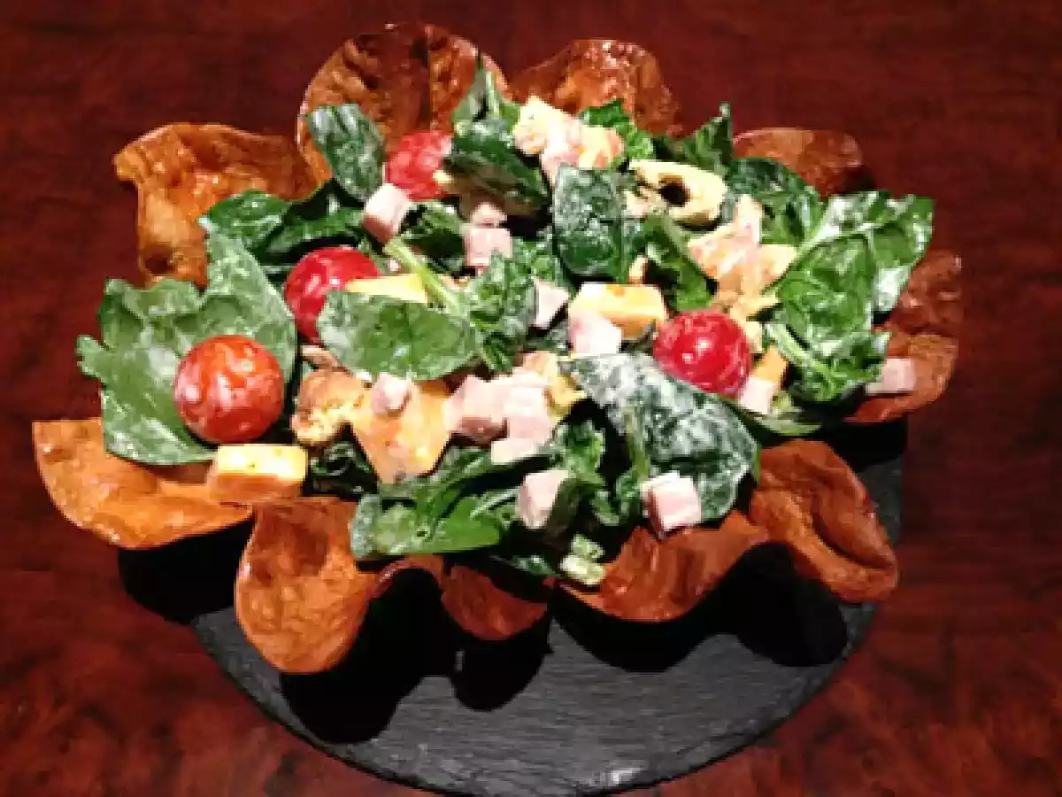 Ensalada de espinacas sobre tulipa de hojaldre