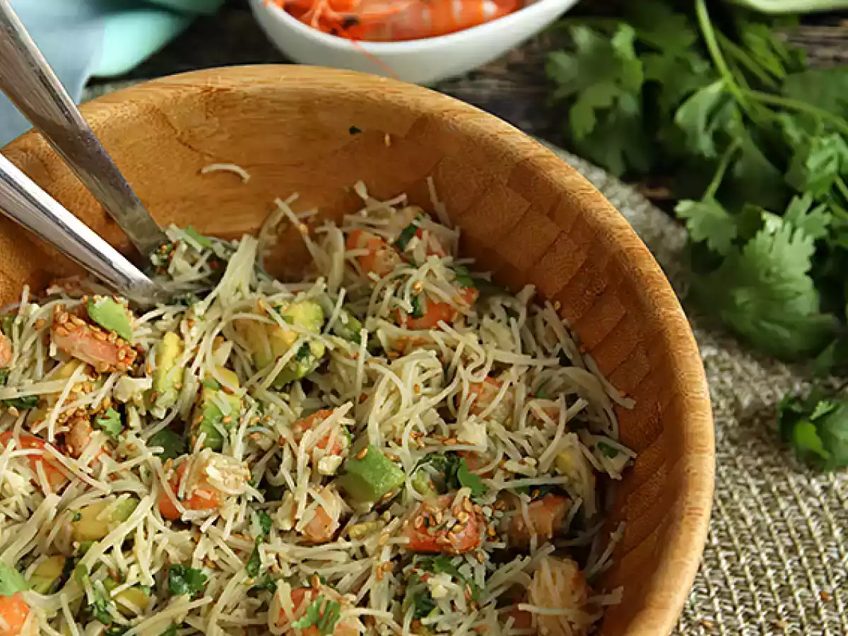 Ensalada de fideos de arroz, langostinos, aguacate, huevo y cilantro - foto 2