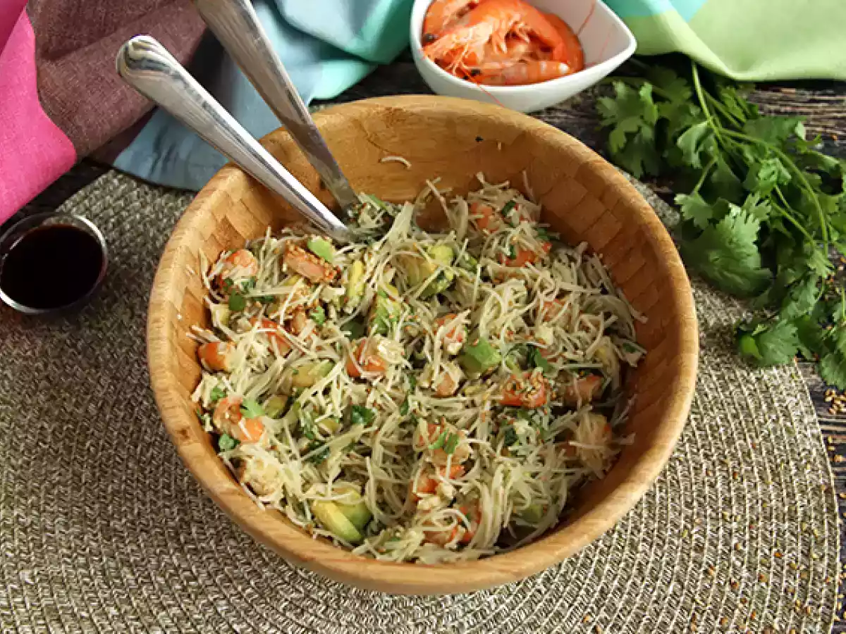 Ensalada de fideos de arroz, langostinos, aguacate, huevo y cilantro - foto 4