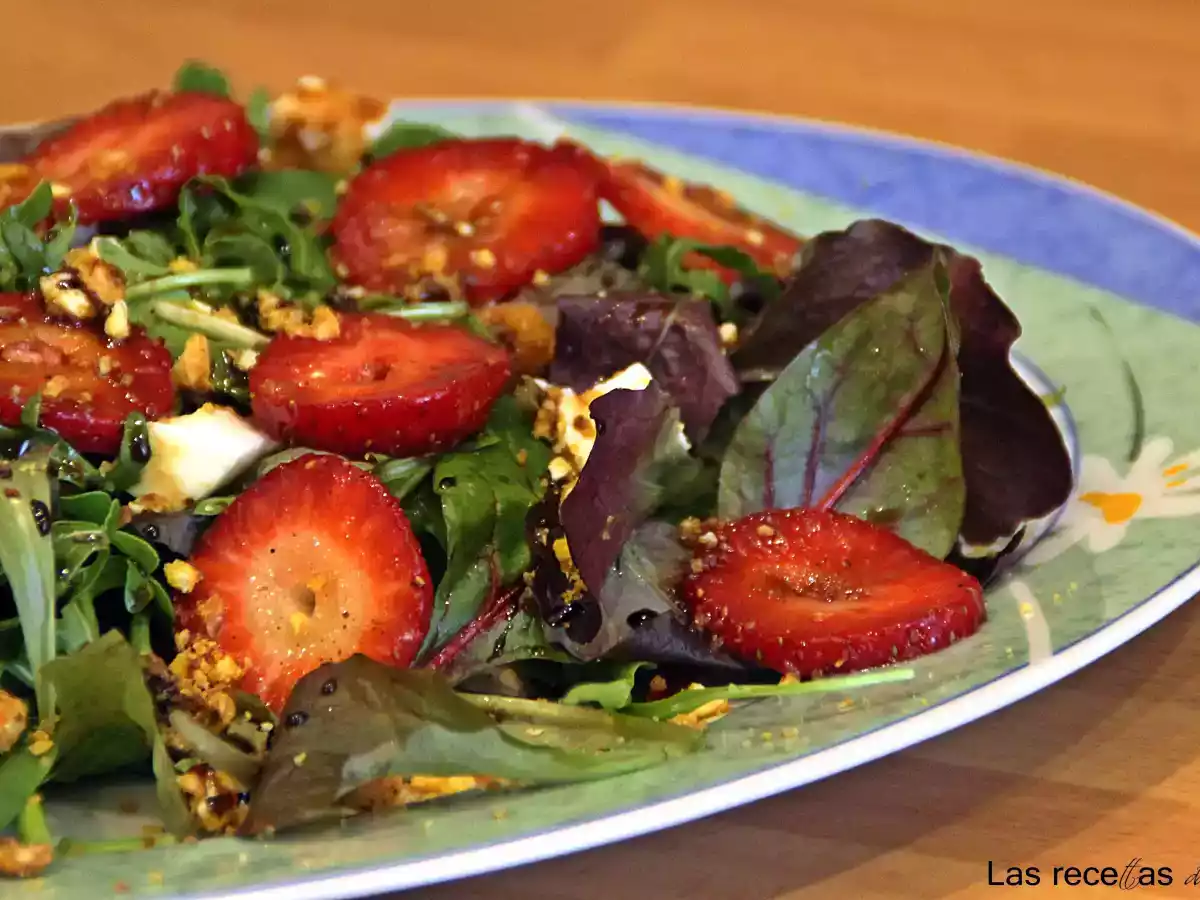 Ensalada de fresas en su jugo y kikos