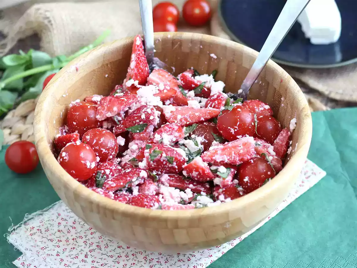 Ensalada de fresas, tomate, feta y albahaca