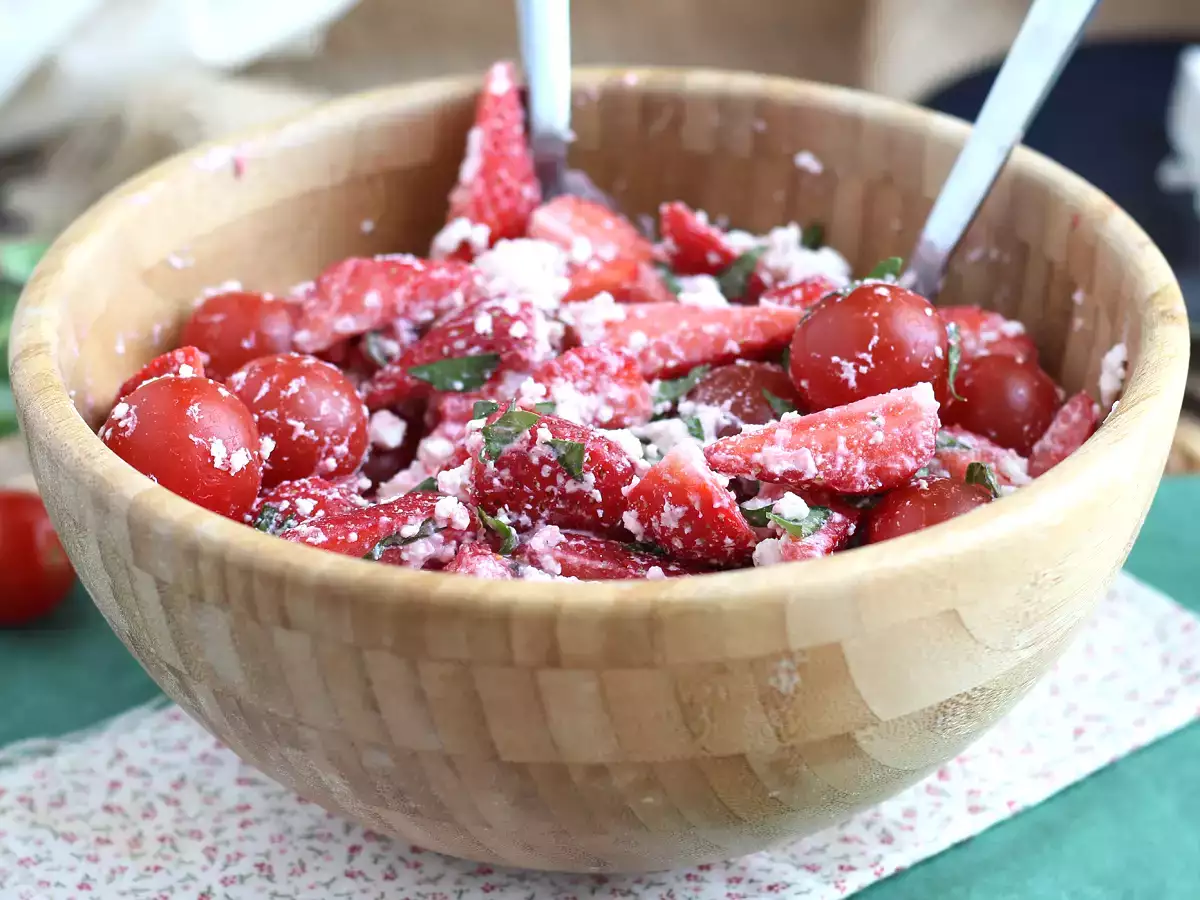 Ensalada de fresas, tomate, feta y albahaca - foto 2