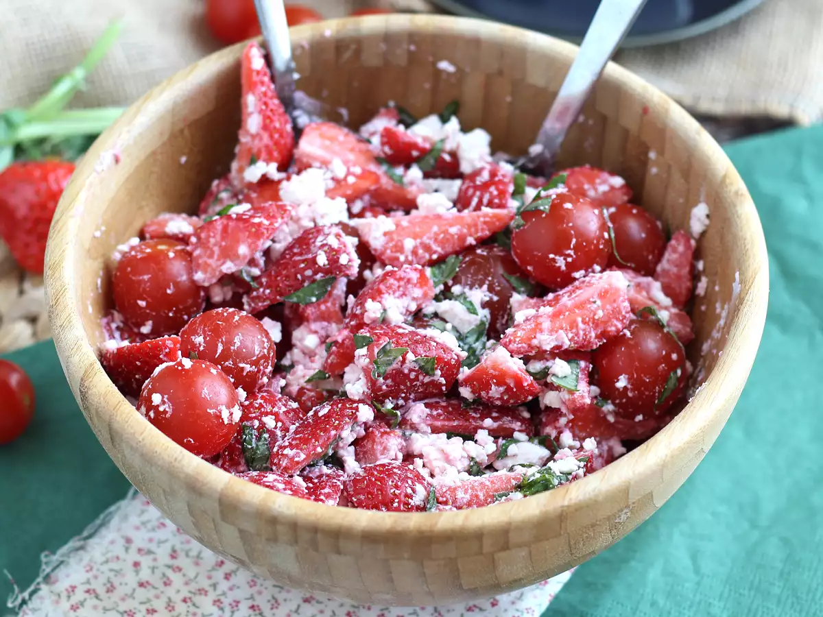 Ensalada de fresas, tomate, feta y albahaca - foto 4