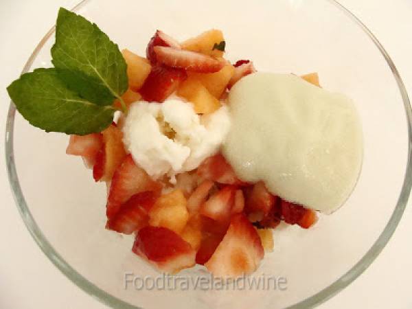 Ensalada de Frutas con Lima, Cardamomo, y Menta con Espuma de Menta y Helado de Coco