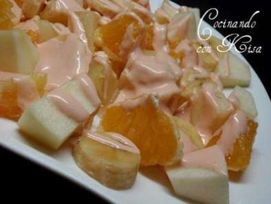 Ensalada de frutas con patata en salsa rosa especial