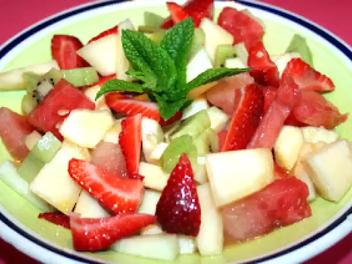 Ensalada de frutas y hierbabuena