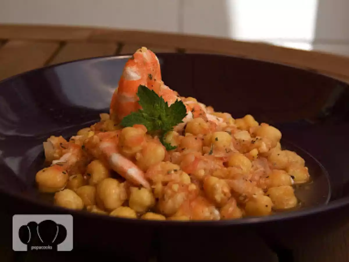 Ensalada de garbanzos con langostinos