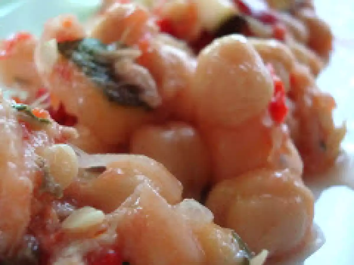 Ensalada de garbanzos con salsa de albahaca