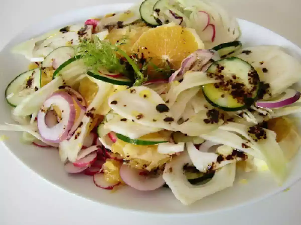Ensalada de hinojo, pepino, rabano y naranja