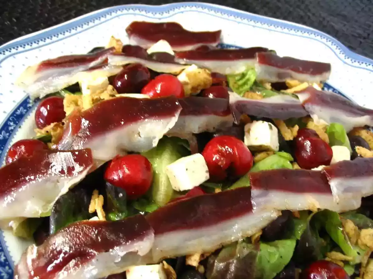 ENSALADA DE HOJAS CON CEREZAS Y JAMÓN DE PATO