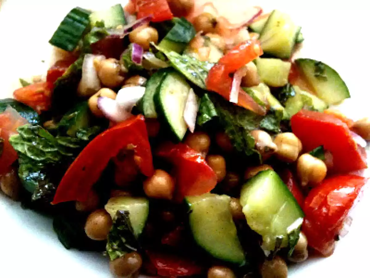 Ensalada de hortalizas con garbanzos a la menta