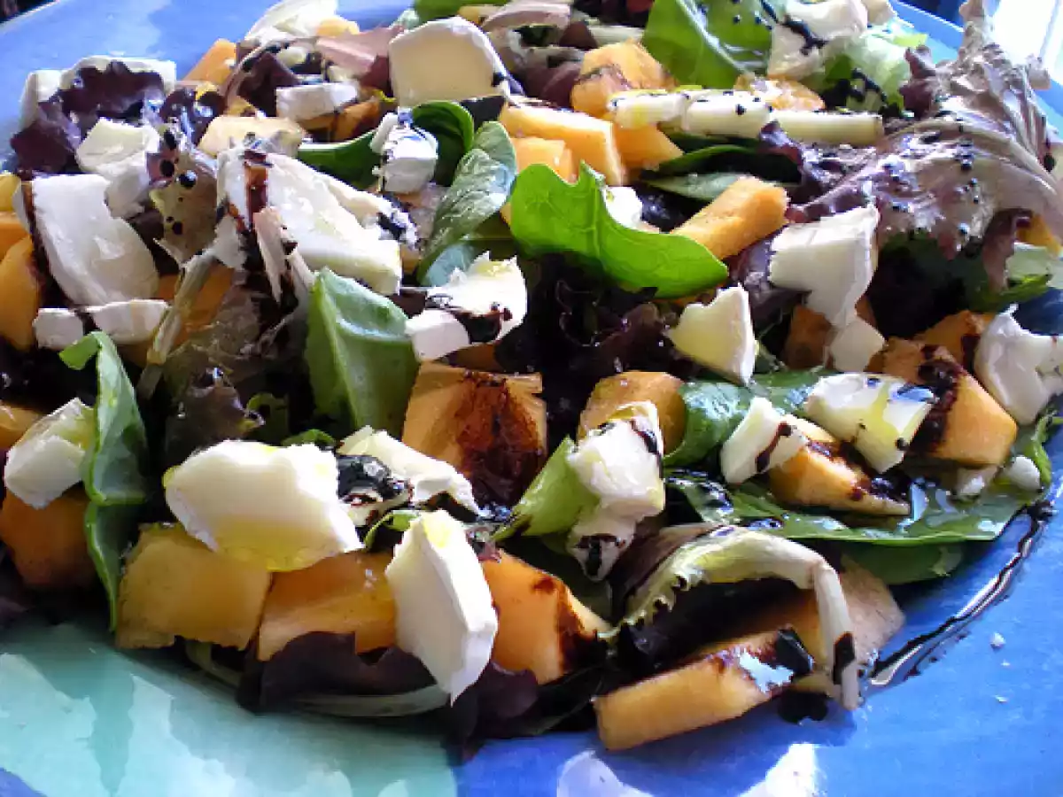 Ensalada de kakis y queso