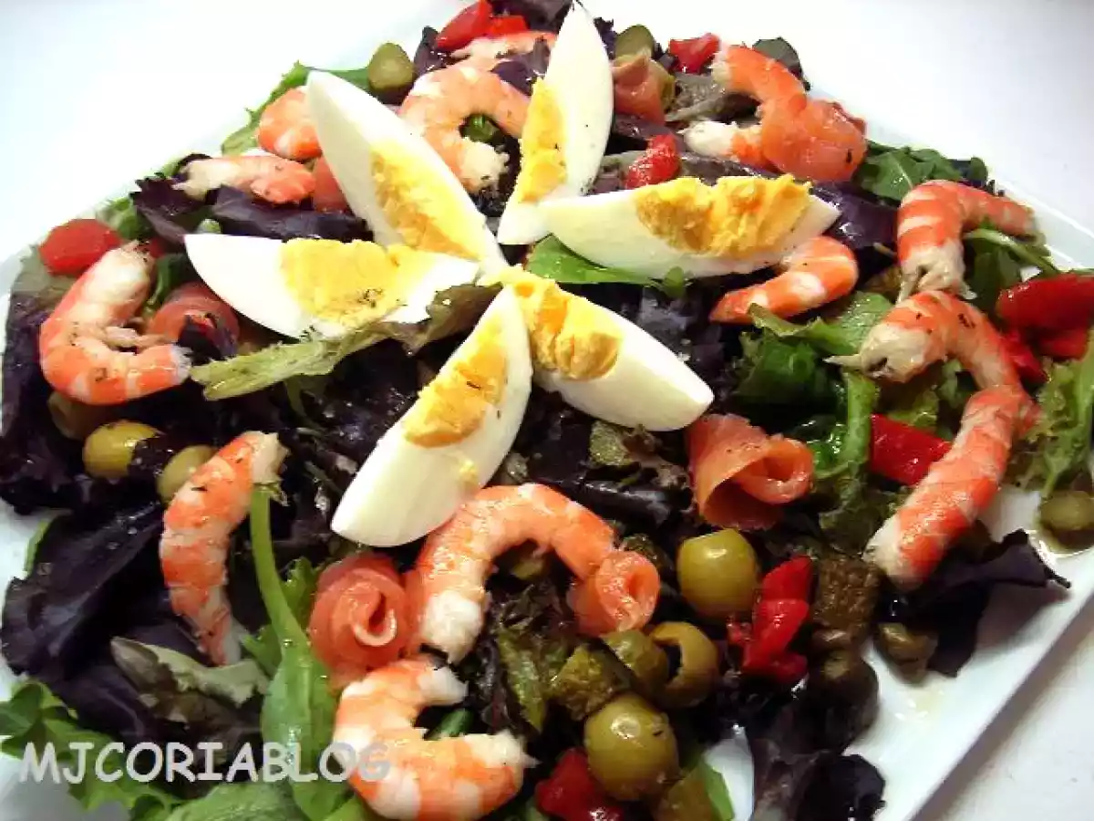 Ensalada de langostinos, salmon y encurtidos