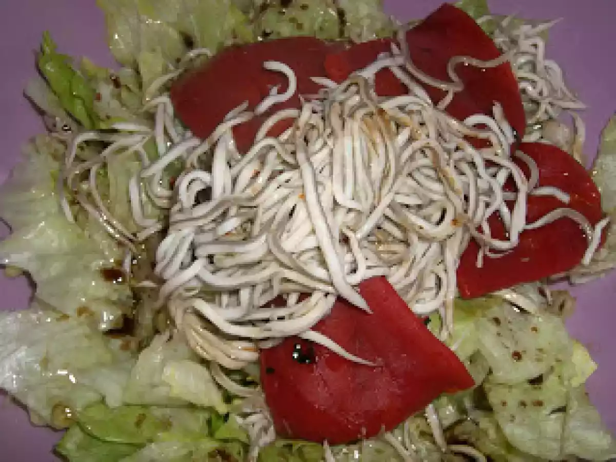 ENSALADA DE LECHUGA GULAS Y PIMIENTOS DEL PIQUILLO