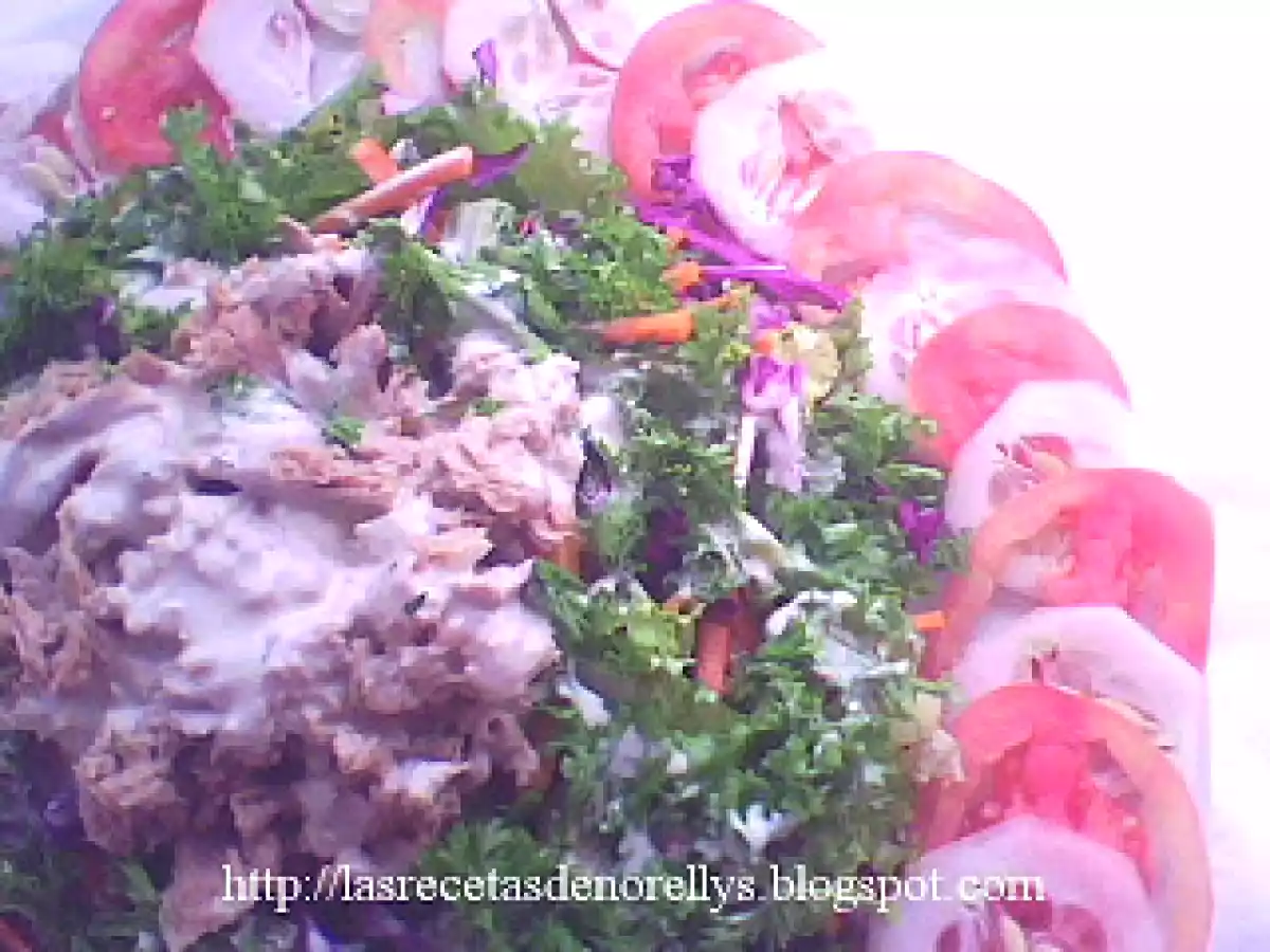 Ensalada de lechuga rizada, vegetales frescos y atún