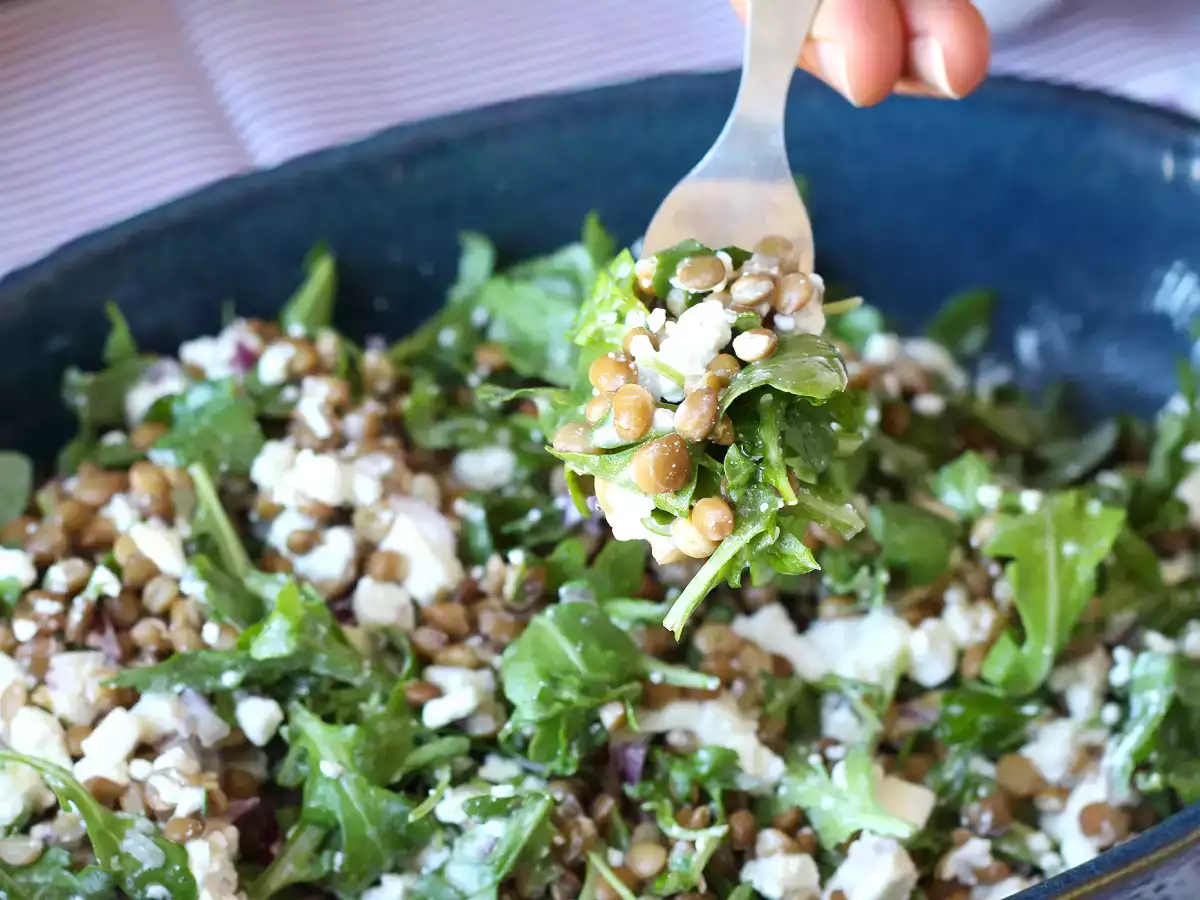 Ensalada de lentejas con queso cottage y mozzarella, rica en proteínas - foto 3