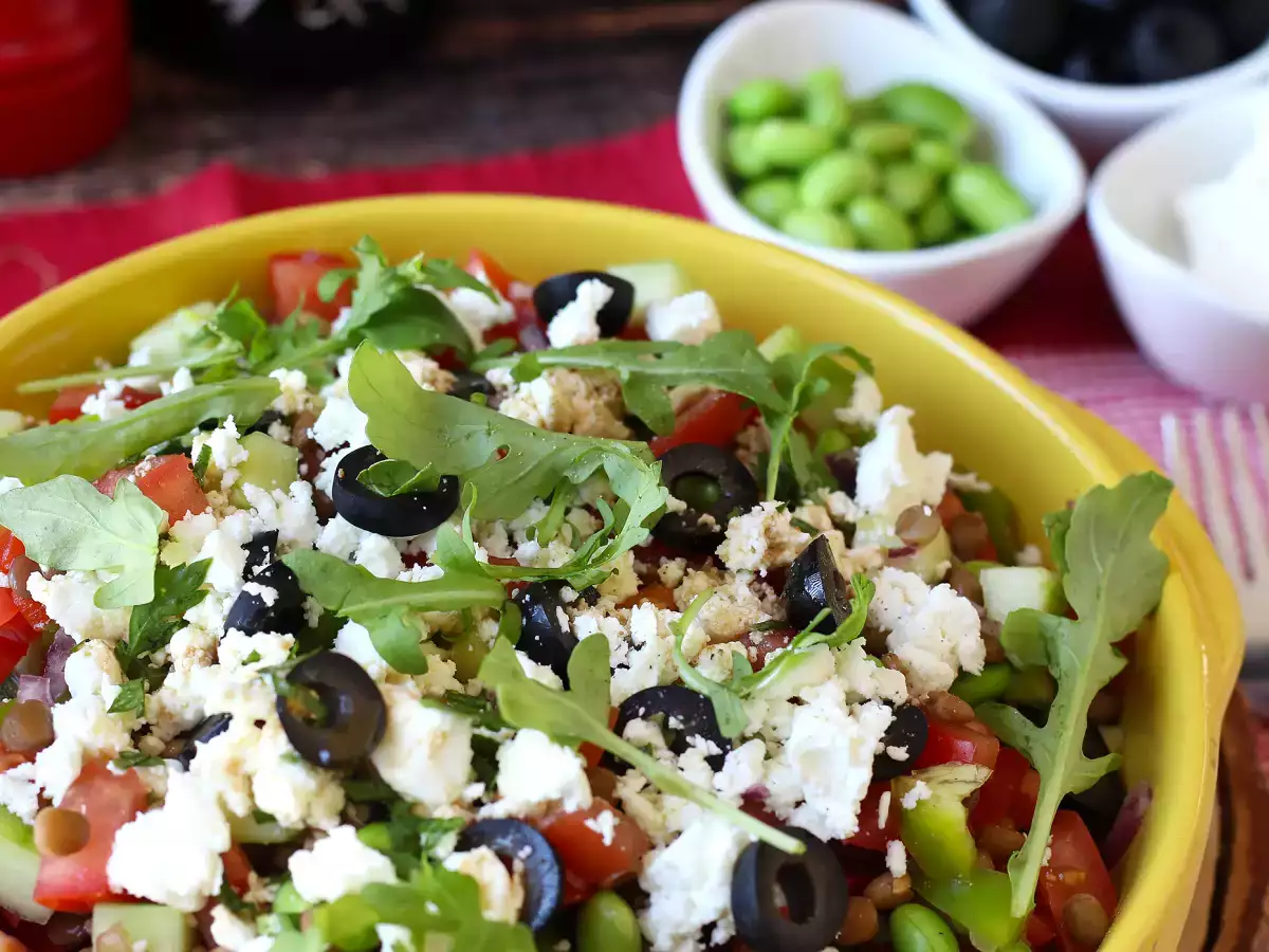 Ensalada de lentejas, queso feta y edamame con verduras crujientes