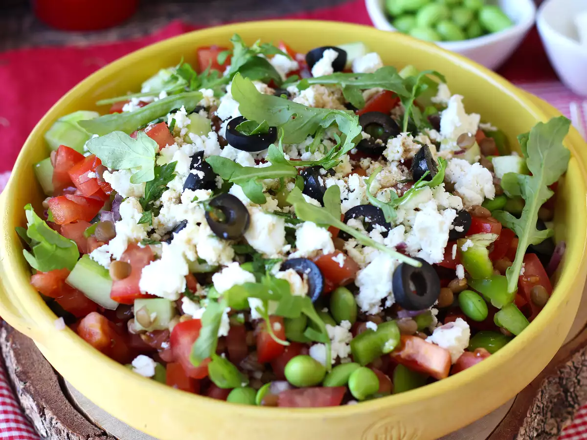 Ensalada de lentejas, queso feta y edamame con verduras crujientes - foto 2