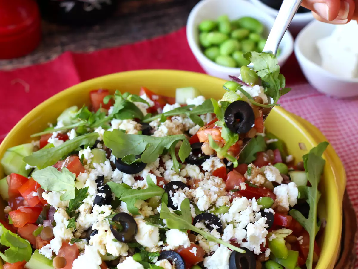 Ensalada de lentejas, queso feta y edamame con verduras crujientes - foto 3