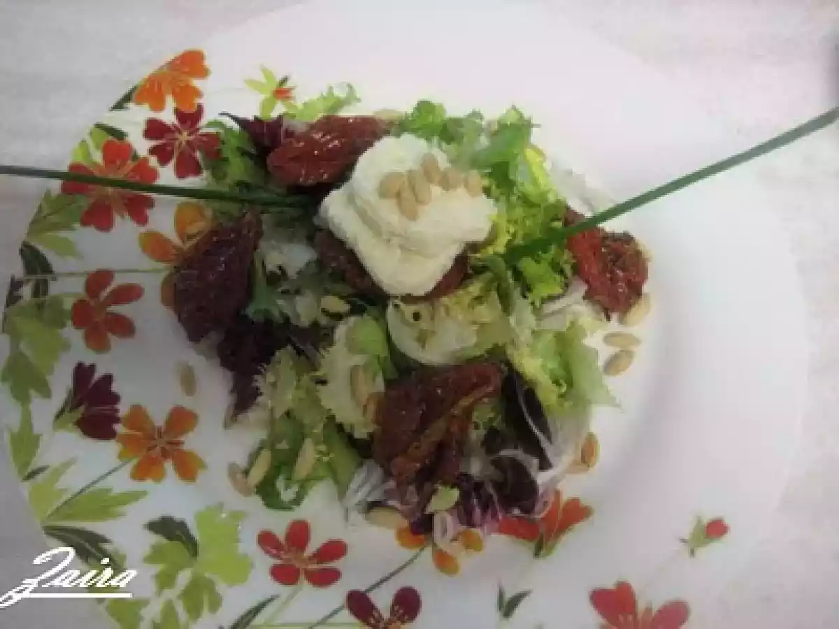 Ensalada de mezclum, queso de cabra, piñones y tomates secos marinados - foto 2