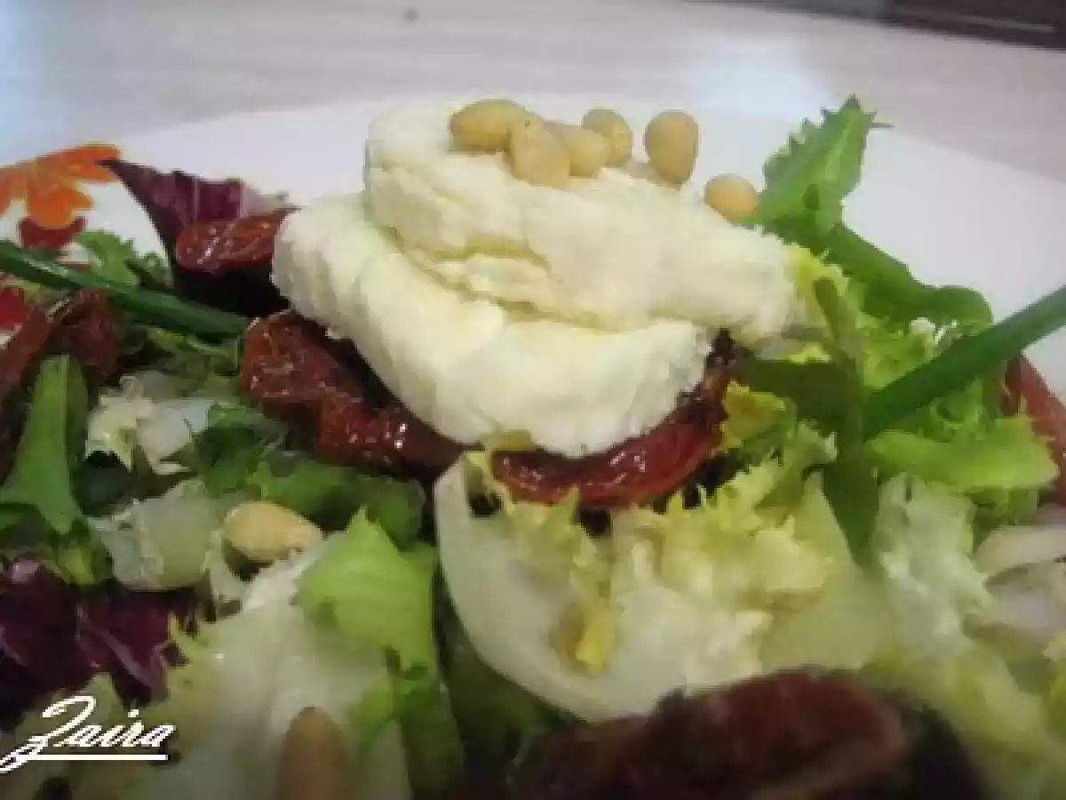 Ensalada de mezclum, queso de cabra, piñones y tomates secos marinados - foto 3