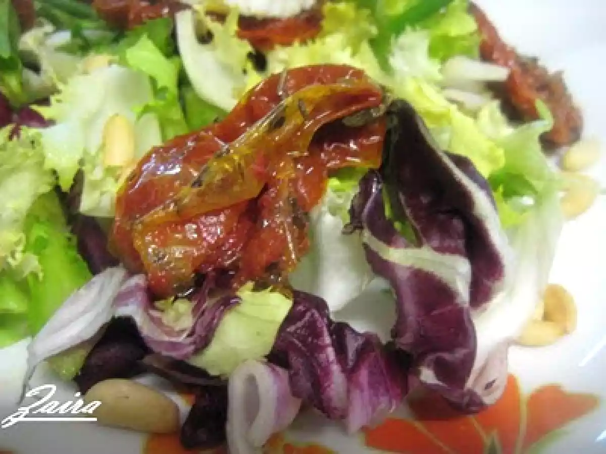 Ensalada de mezclum, queso de cabra, piñones y tomates secos marinados - foto 4