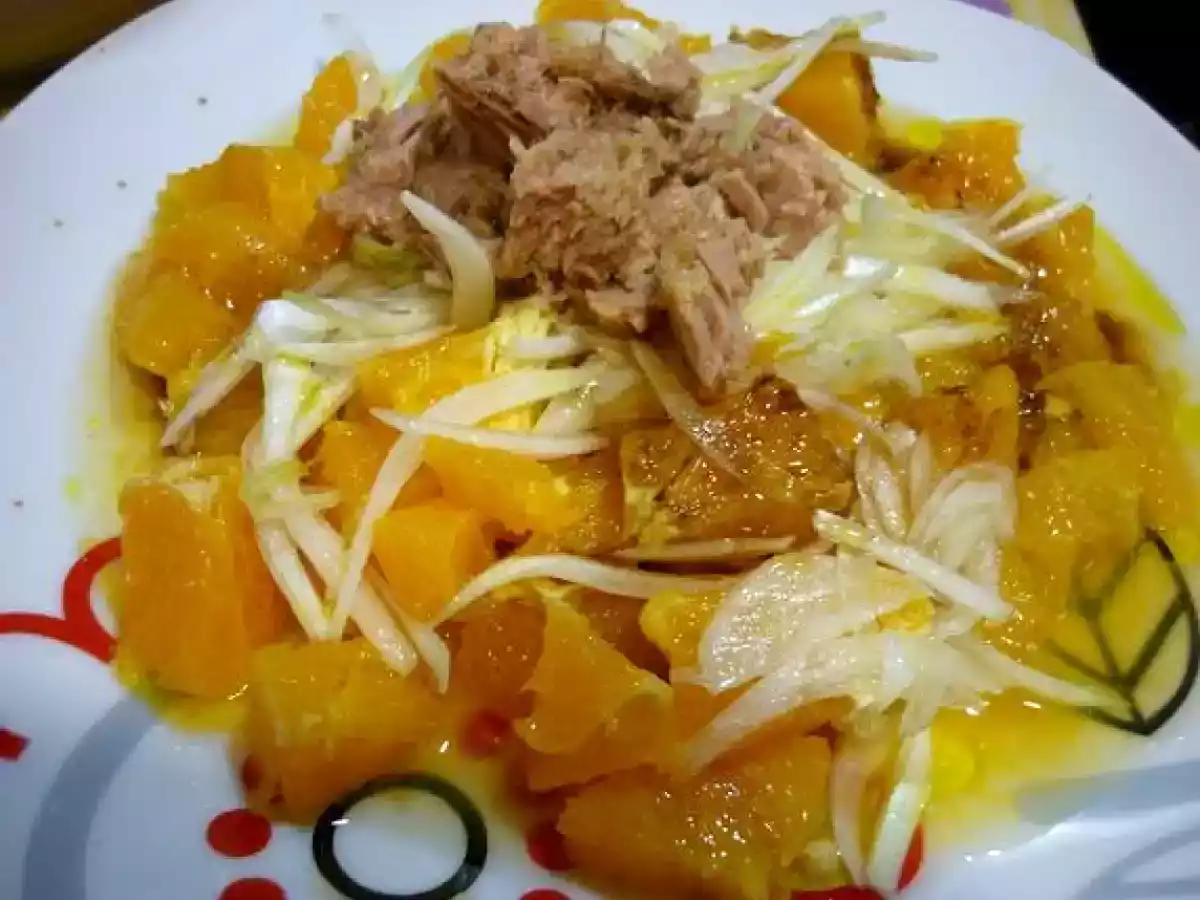 Ensalada de naranja y atún en lata