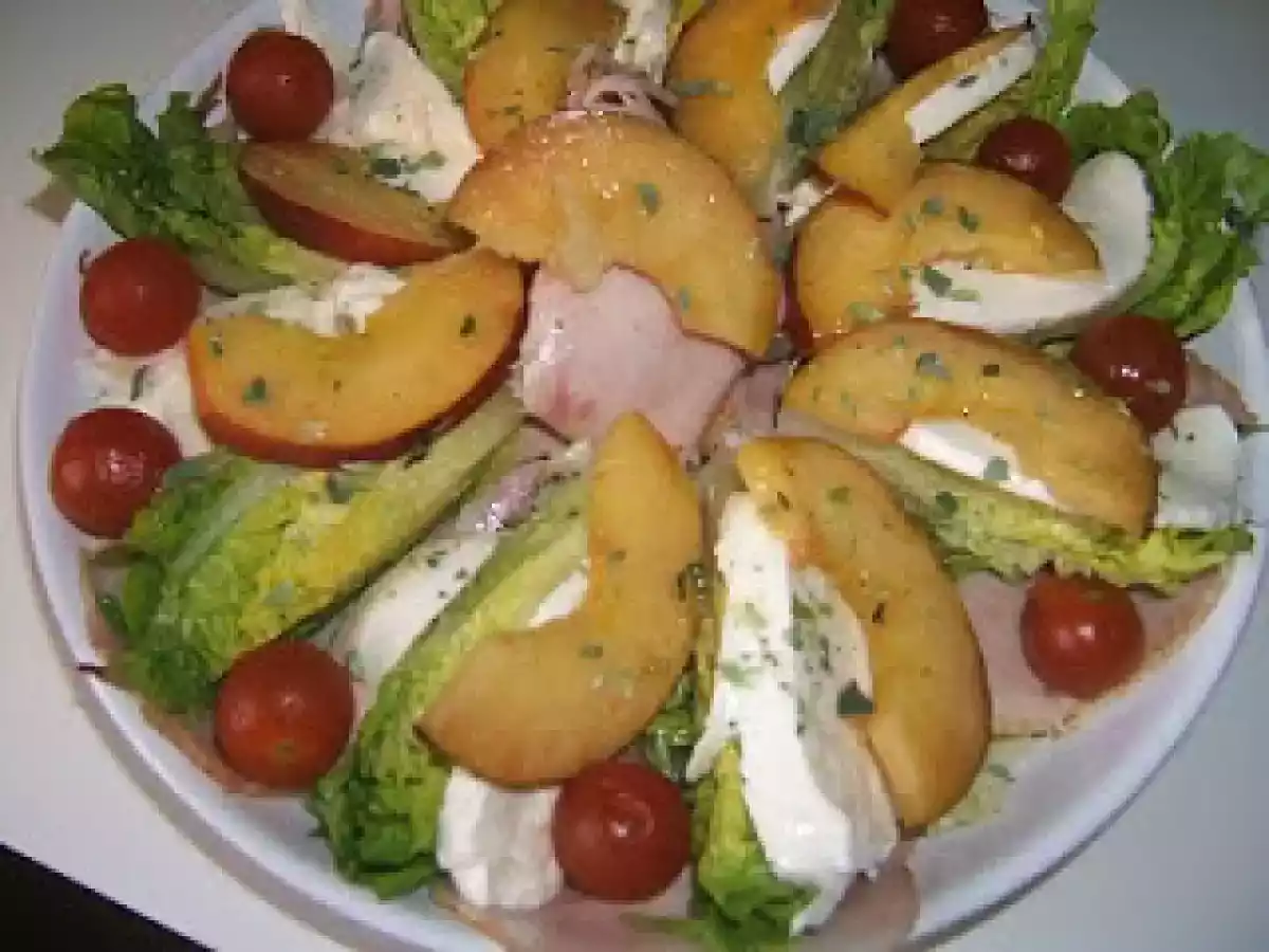 Ensalada de nectarina, mozzarella y pavo.