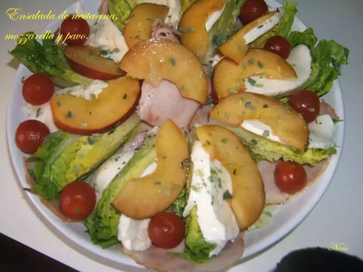 Ensalada de nectarina, mozzarella y pavo. - foto 2