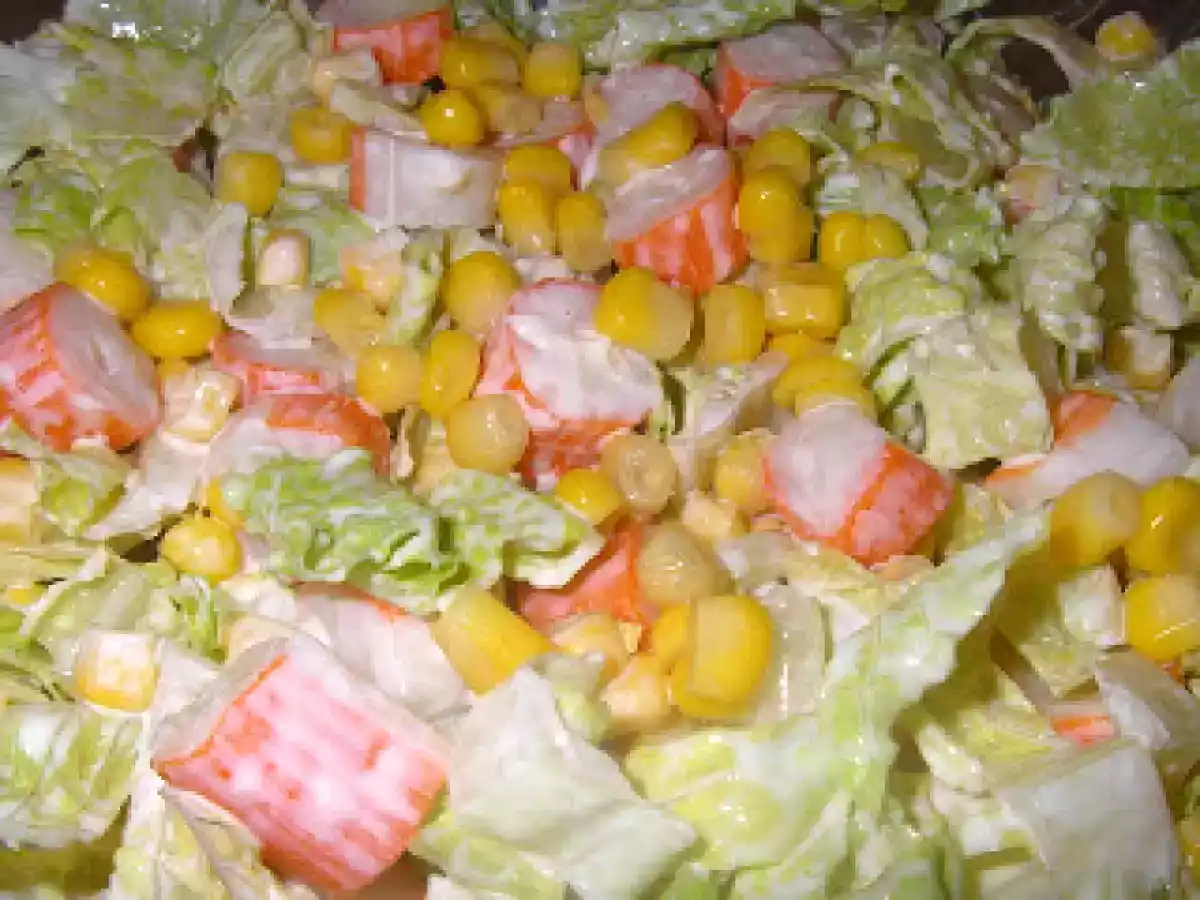 Ensalada de palitos de surimi y maíz.