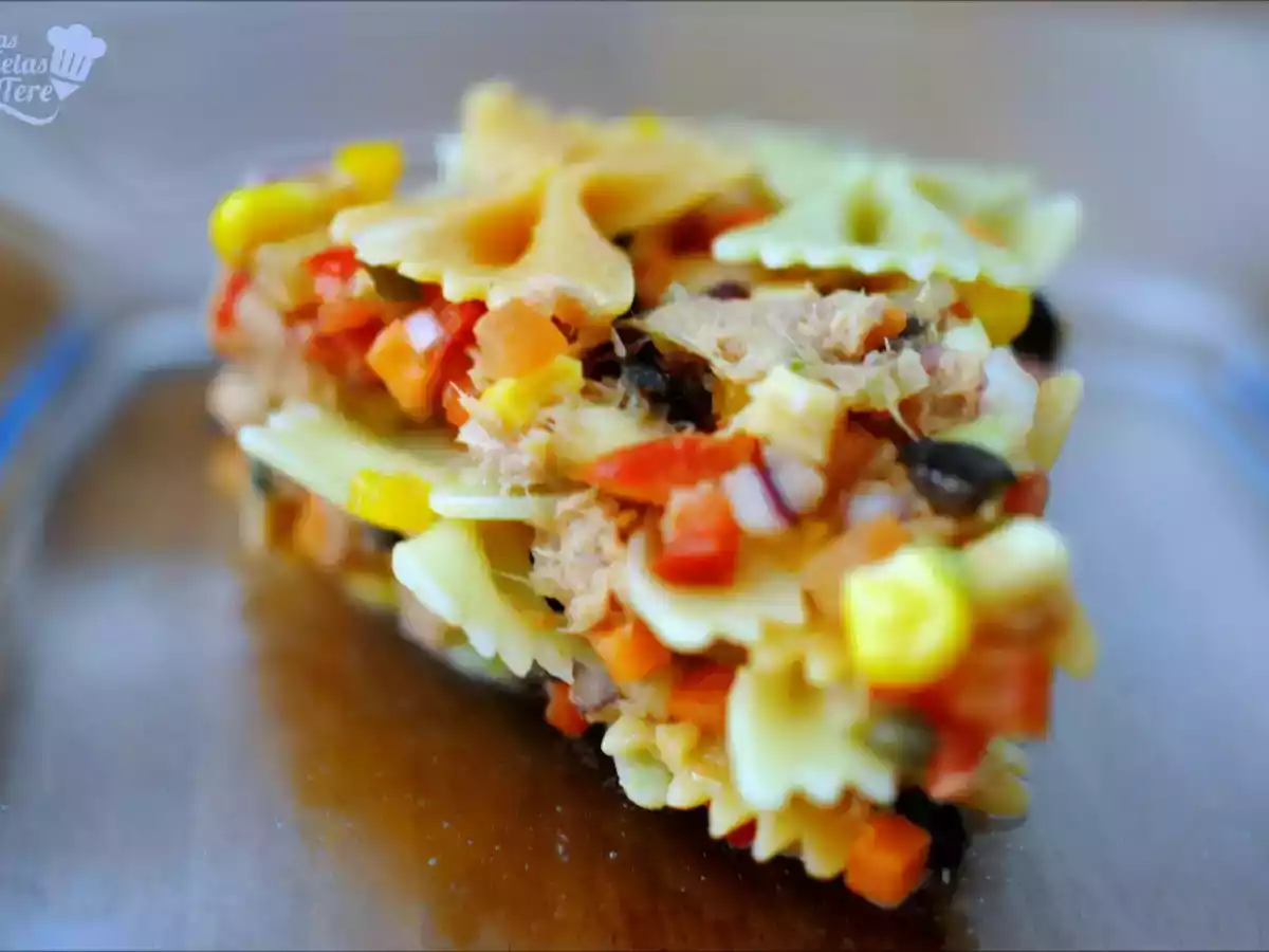 Ensalada de pasta, atún y vegetales