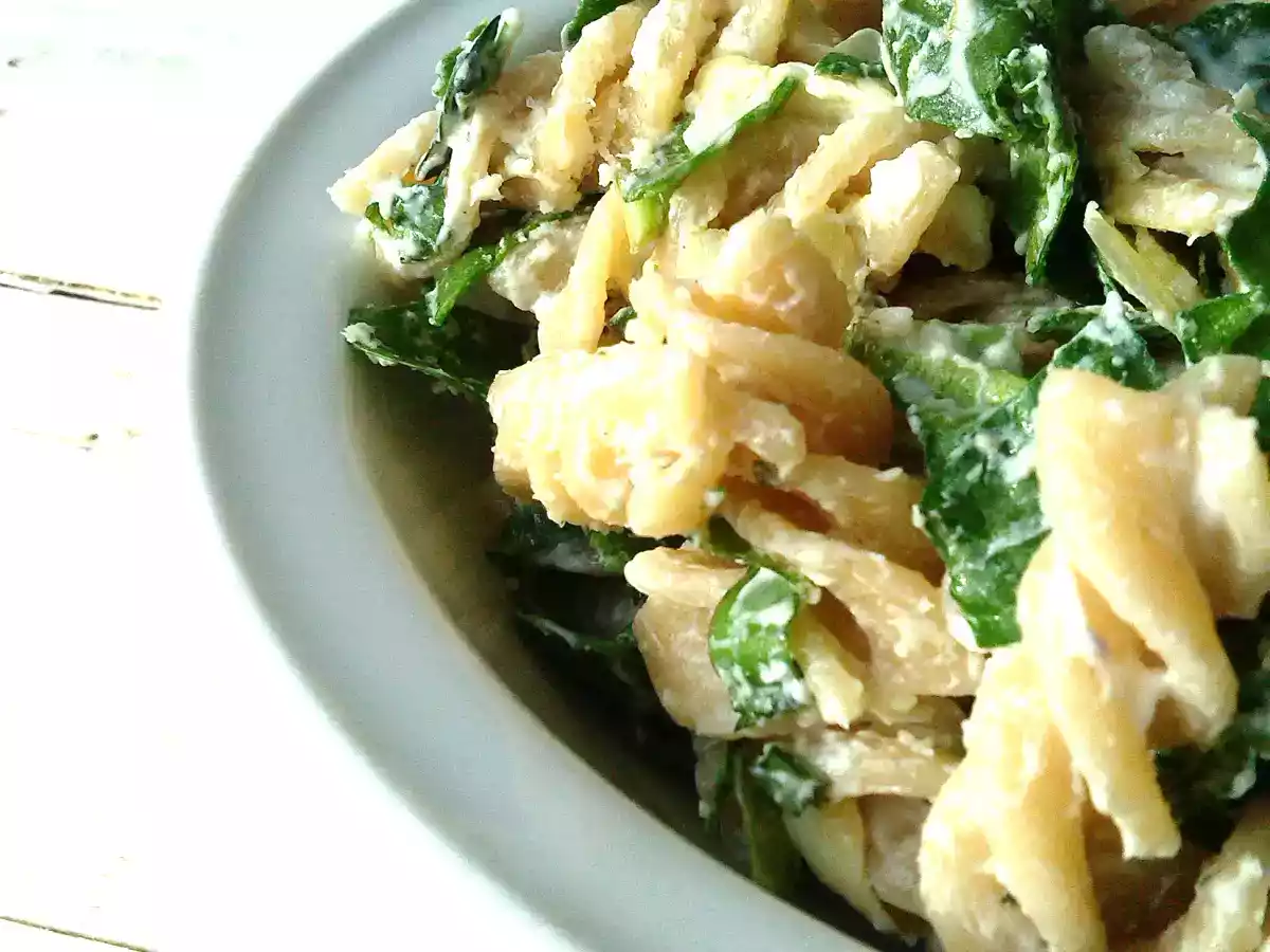 Ensalada de pasta con alcachofas y espinacas - foto 2