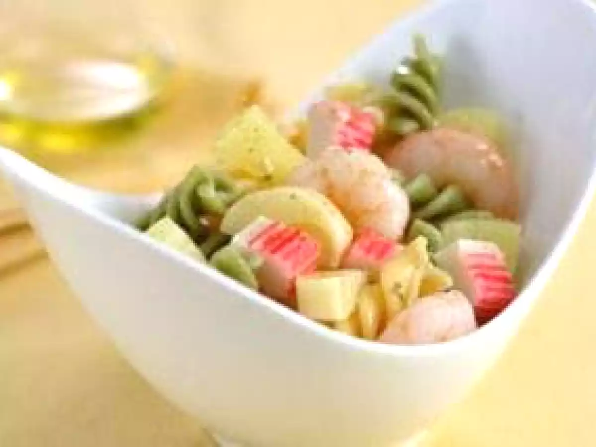 Ensalada de pasta con gambas y atún
