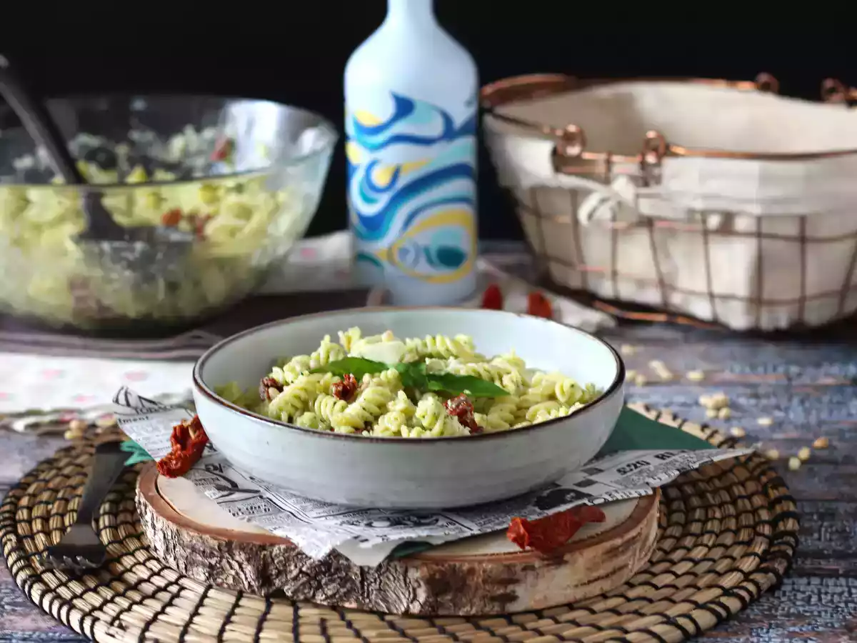 Ensalada de pasta con pesto de calabacín, mozzarella y tomates secos - foto 3