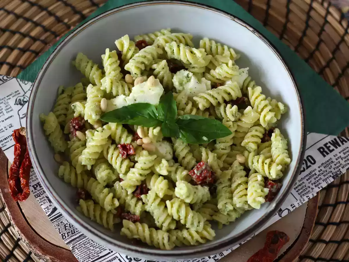 Ensalada de pasta con pesto de calabacín, mozzarella y tomates secos - foto 4