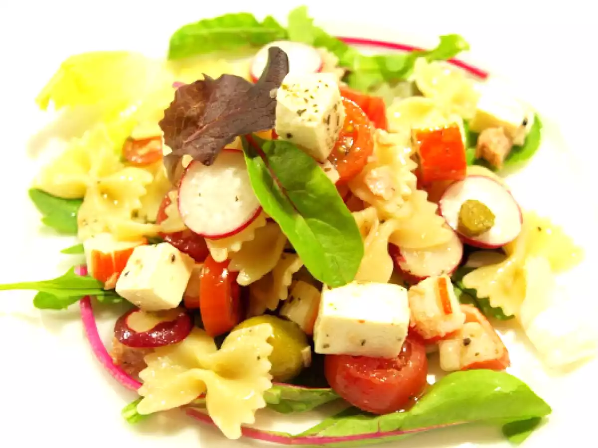 Ensalada de pasta, con queso feta, rábanos, krisia, tomates minis etc, etc
