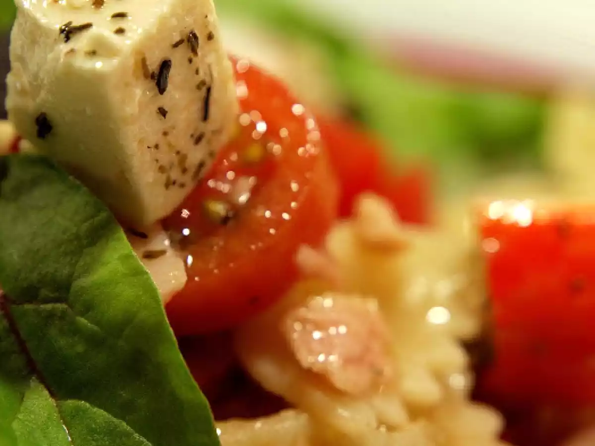 Ensalada de pasta, con queso feta, rábanos, krisia, tomates minis etc, etc - foto 2