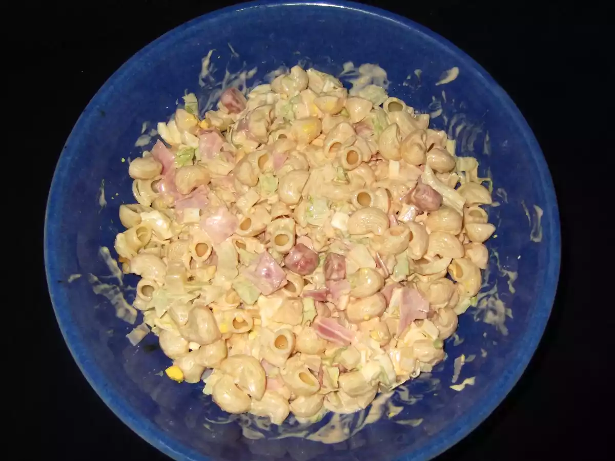 Ensalada de pasta con salsa rosa