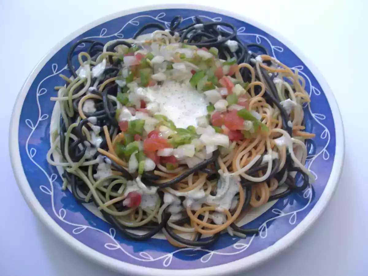 Ensalada de pasta con salsa yogurt