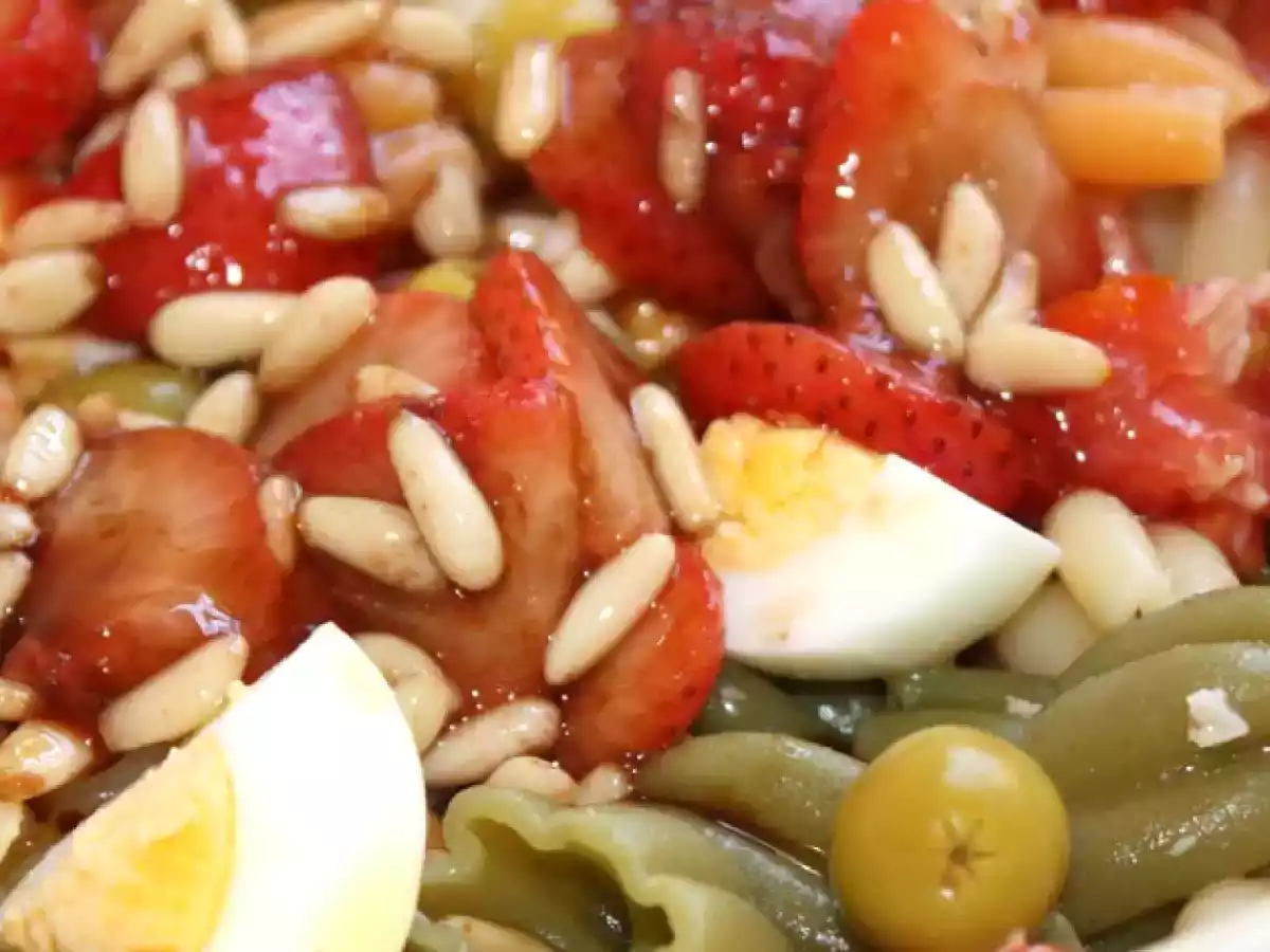 Ensalada de pasta con vinagreta de fresas y piñones