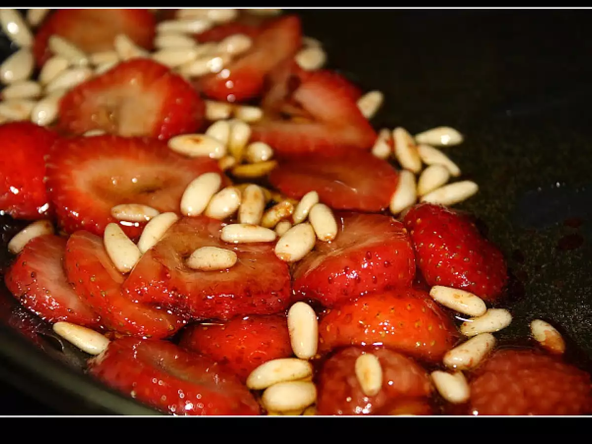 Ensalada de pasta con vinagreta de fresas y piñones - foto 2