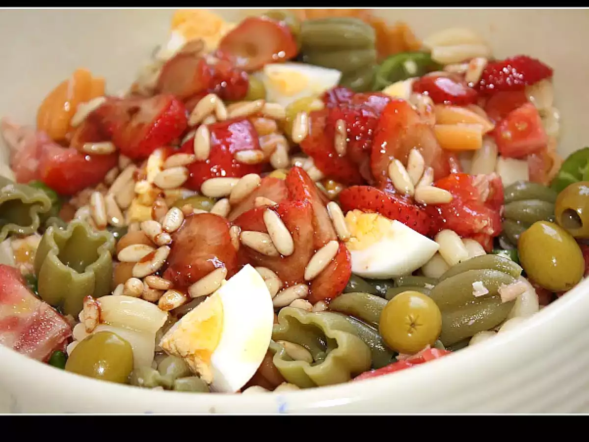 Ensalada de pasta con vinagreta de fresas y piñones - foto 5