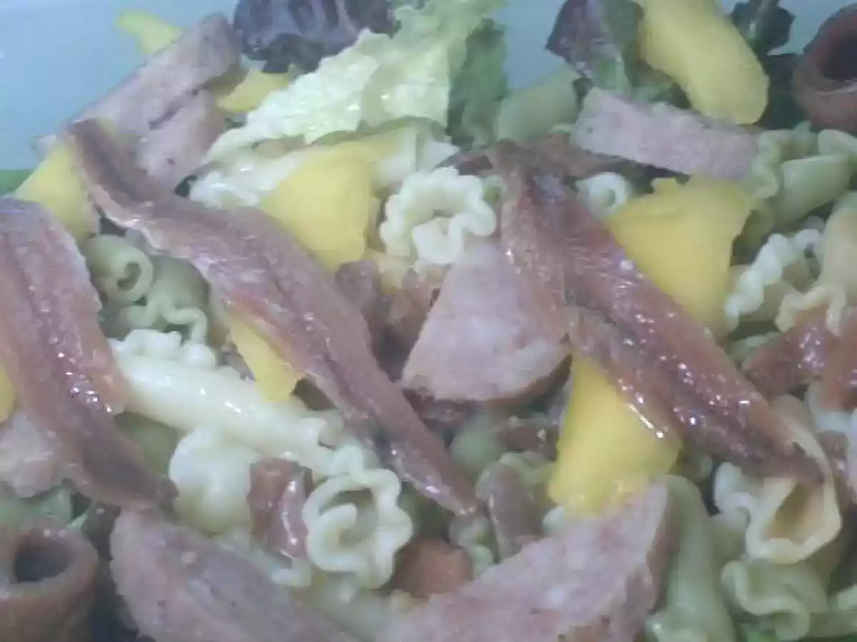 Ensalada de pasta fría con mango y Anchoas