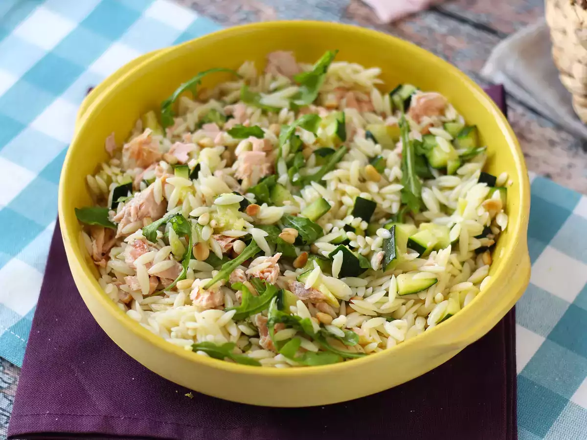Ensalada de pasta orzo con salmón y calabacín - foto 3