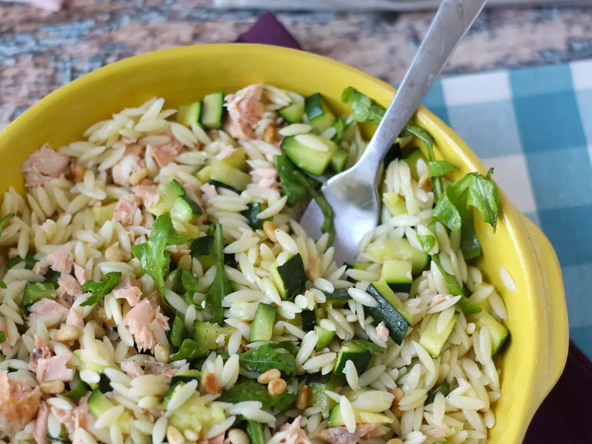 Ensalada de pasta orzo con salmón y calabacín - foto 4