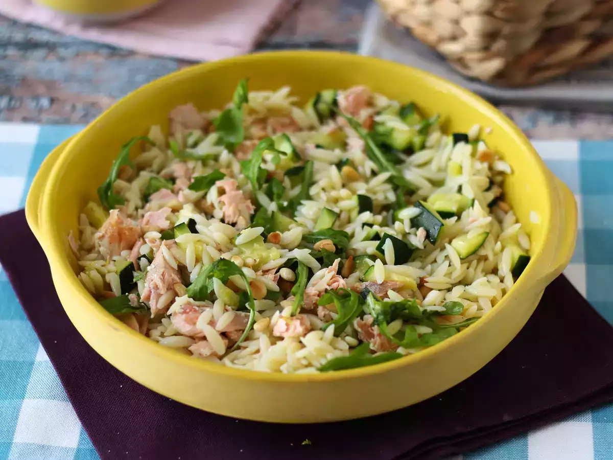 Ensalada de pasta orzo con salmón y calabacín - foto 5