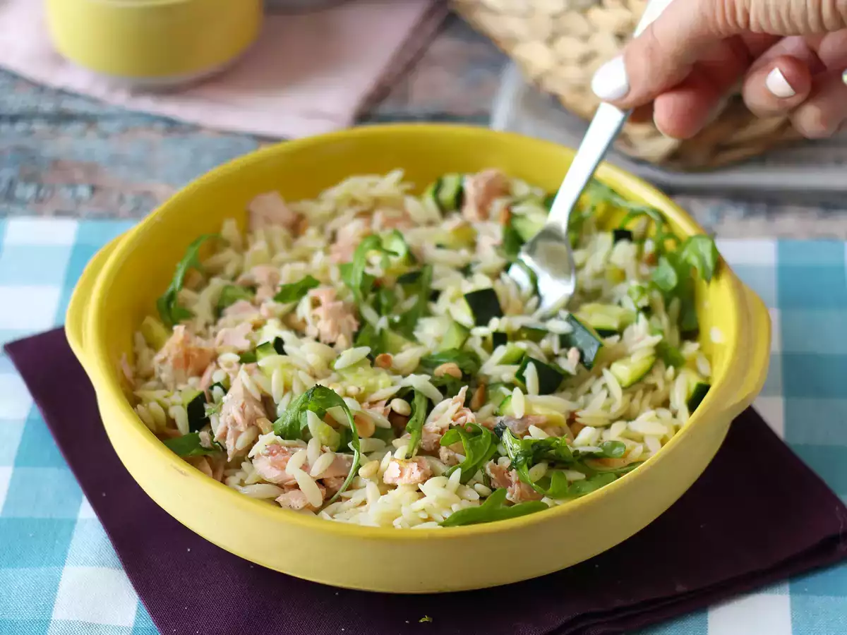 Ensalada de pasta orzo con salmón y calabacín - foto 7