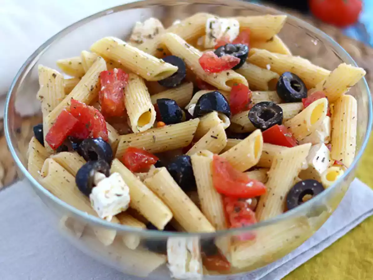 Ensalada de pasta, tomate, feta y aceitunas - foto 4