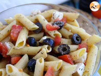Ensalada de pasta, tomate, feta y aceitunas - foto 2