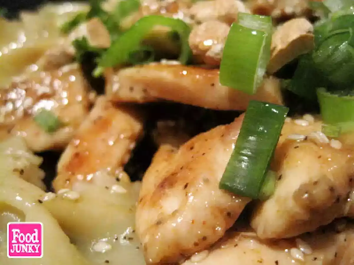 Ensalada de pasta y pollo con aderezo ajonjolí - foto 2